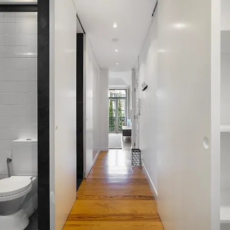 Whome Boho-chic Santos Apartment: Industriais 7 * Лиссабон